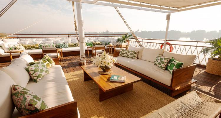 Bequeme Sitzgelegenheit im Freien auf dem Deck eines Bootes.