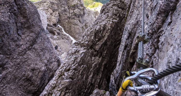 Close-upzicht van de uitrusting van een klimmer bevestigd aan een rotswand.