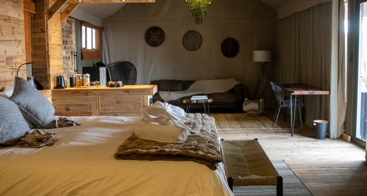 Intérieur d'une chambre de lodge confortable avec une décoration rustique.