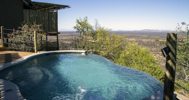 Piscine avec vue panoramique sur un vaste paysage.