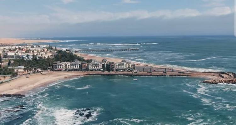 Vue d'une ville côtière avec des plages et une jetée.