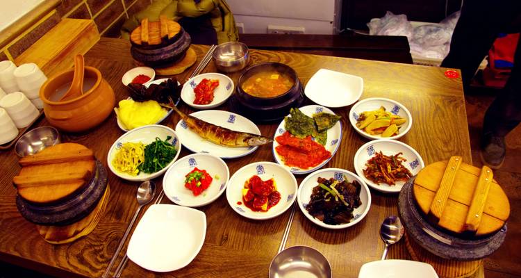 Repas coréen traditionnel disposé sur une table.