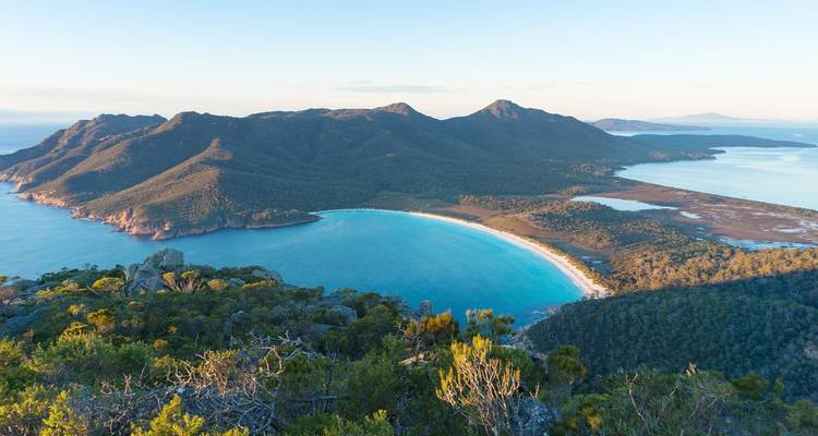 Luftaufnahme der Wineglass Bay im Freycinet-Nationalpark.