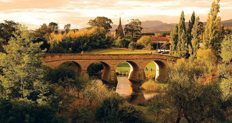 Historische Brücke in Richmond, umgeben von Herbstlaub.