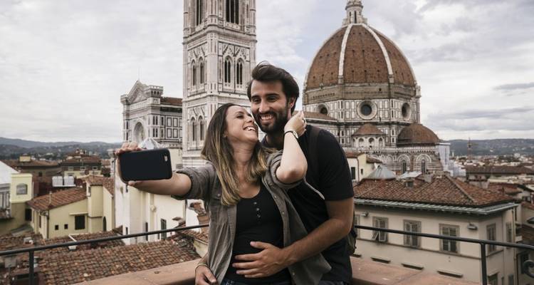 Stel dat een selfie neemt voor de kathedraalkoepel van Florence.