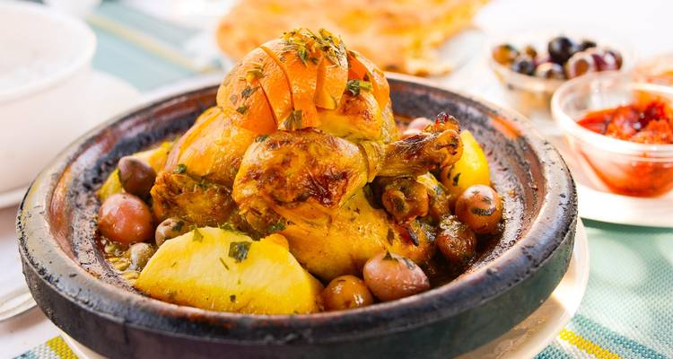 Klassiek Marokkaans gerecht van kip-tajine gegarneerd met olijven en aardappelen.