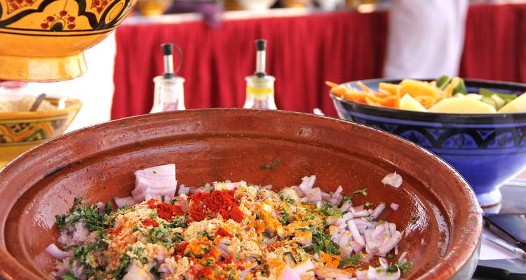 Kom met Marokkaanse kruiden en ingrediënten klaar voor het koken.