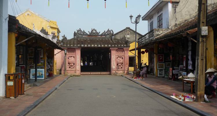 Hoofdingang van een historische tempel met levendige versieringen en lantaarns.