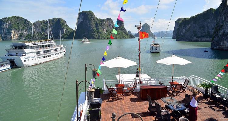 Kreuzfahrtschiffe in der Halong-Bucht mit bunten Dekorationen.