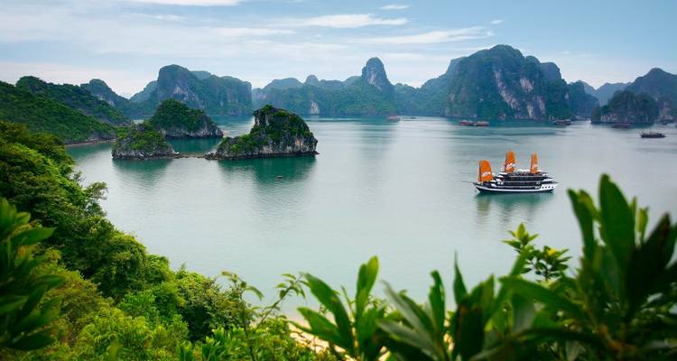 Halong-Bucht-Blick mit grünen Inseln und Booten.