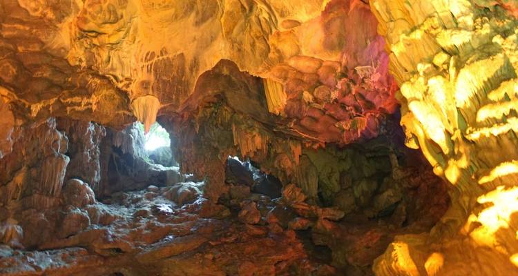 Inneres einer Höhle mit beleuchteten Gesteinsformationen.