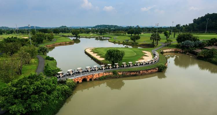 Luftaufnahme eines Golfplatzes mit Wasserelementen