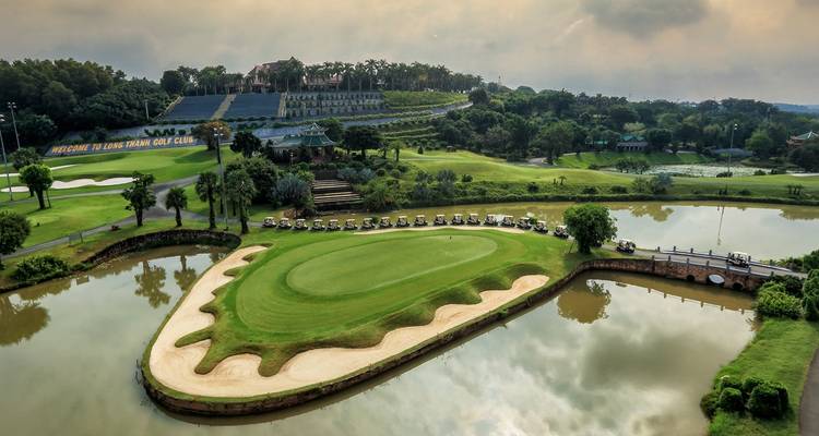 Malerischer Golfplatz mit einem Teich und gut gepflegtem Rasen
