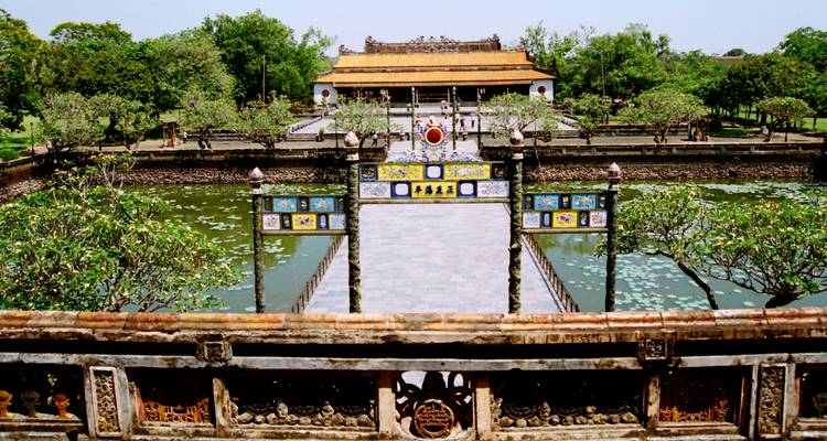 Een historisch Vietnamees gebouw met waterelementen en decoratieve details.