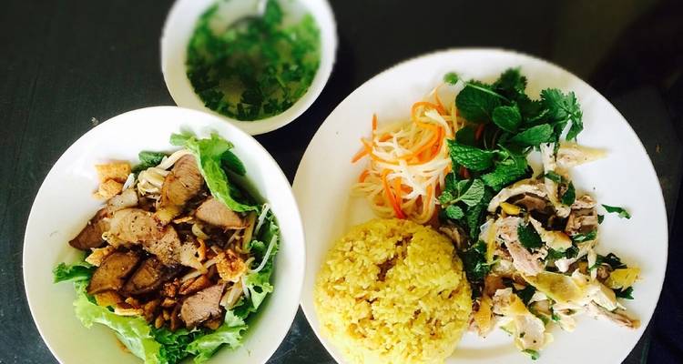 Traditionele Vietnamese gerechten geserveerd in witte kommen.