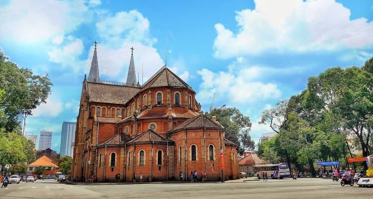 La Catedral Basílica de Notre-Dame de ladrillo rojo enmarcada por cielos azules brillantes en la Ciudad de Ho Chi Minh.