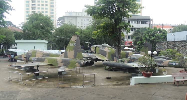 Exhibición al aire libre de aviones de combate camuflados y aeronaves en el patio del Museo de Vestigios de la Guerra.