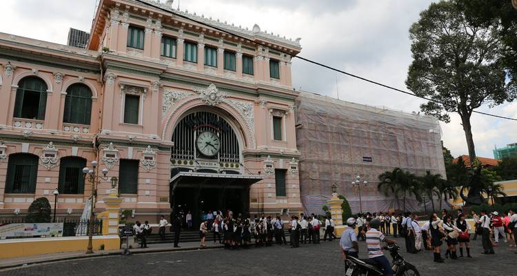 Las multitudes se reúnen afuera de la Oficina Central de Correos de Saigón con su ornada fachada colonial y su gran reloj.