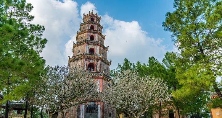 Pagode umgeben von Bäumen in Hue.