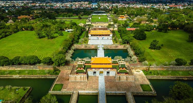 Luftaufnahme der Kaiserstadt in Hue, umgeben von Gärten.