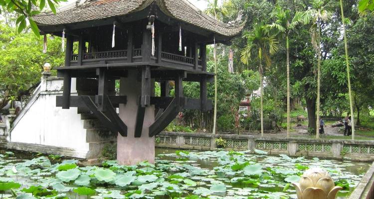 Einsäulenpagode umgeben von einem Lotusteich.