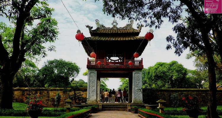 Haupteingang des Literaturtempels mit einem Wasserzeichen.