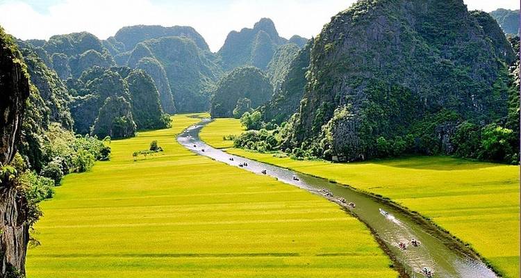 Fluss, der sich durch die üppig grünen Berge von Ninh Binh schlängelt.
