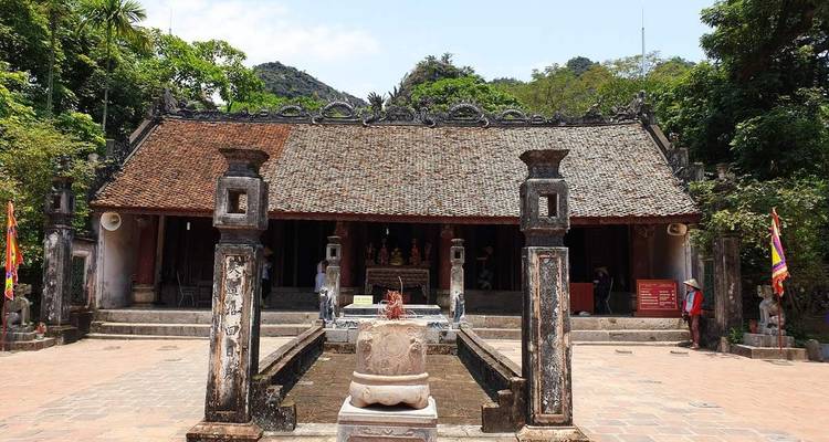 Temple vietnamien traditionnel avec éléments décoratifs.