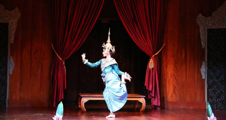 Tänzer, der einen traditionellen Tanz in einer kulturellen Spielstätte aufführt.