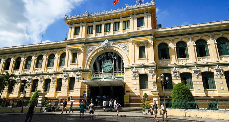 Historisch koloniaal postkantoor met bezoekers.