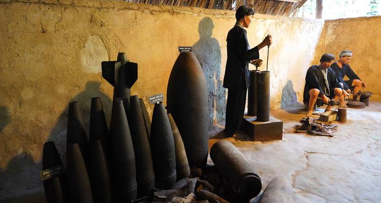 Binnententoonstelling van historische oorlogsartefacten.