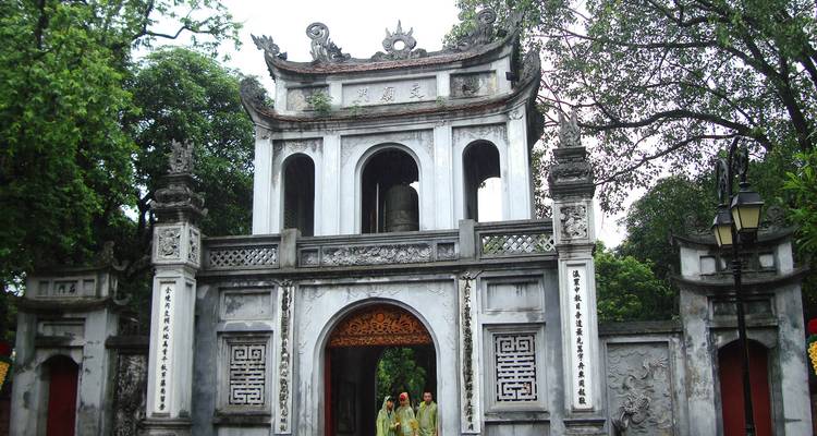 Tempelingang met traditionele architectuur.