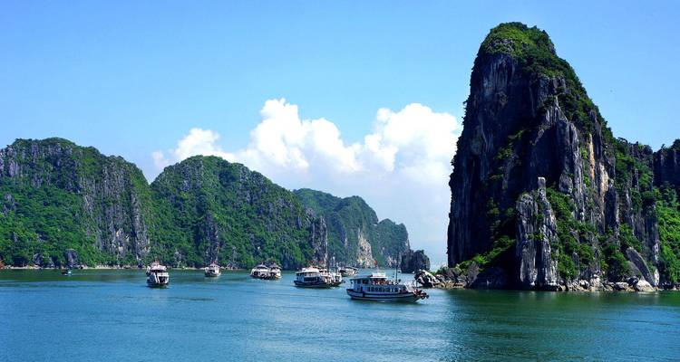 Ha Long-baai met boten en kalkstenen karst.