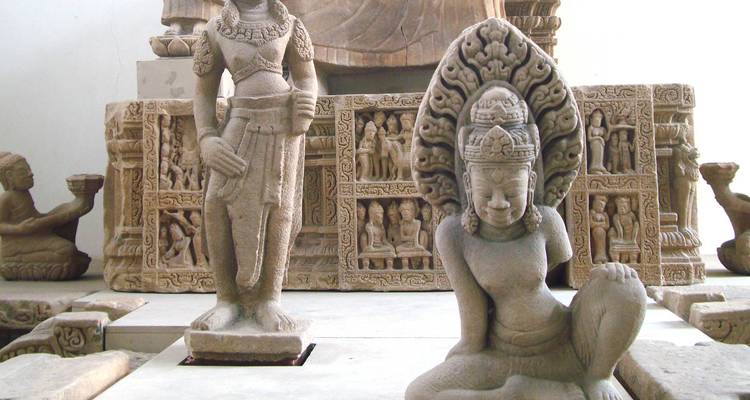 Stenen beeldhouwwerken en figuren op een historische locatie.