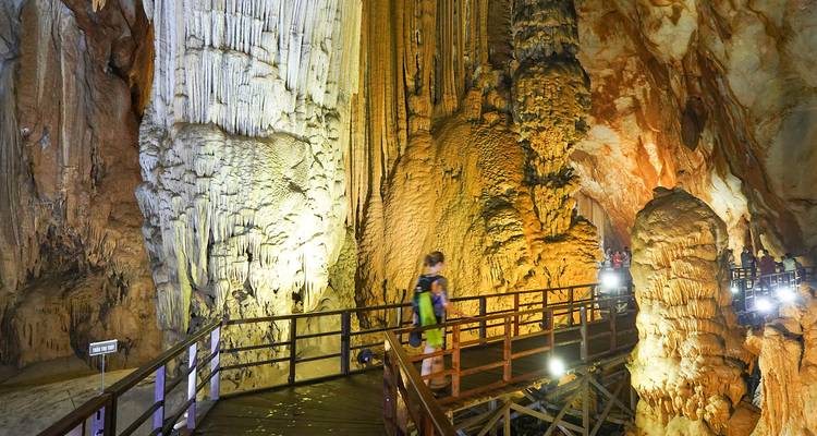 Mensen die een grote, verlichte grot verkennen.
