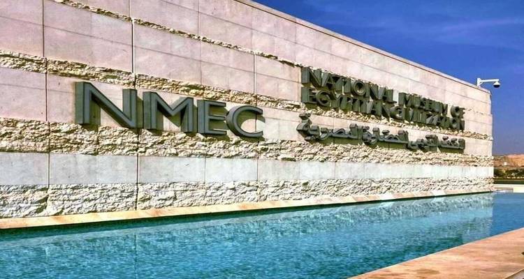 Modern gebouw met een bord waarop 'Nationaal Museum van de Egyptische Beschaving' staat.