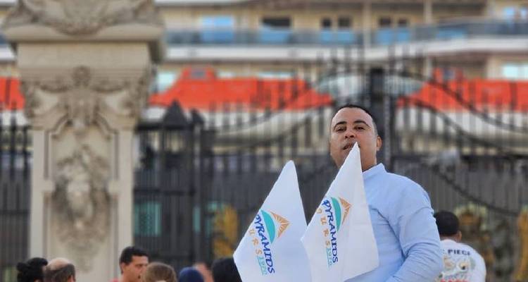 Een man die vlaggen vasthoudt voor een cruiseschip.