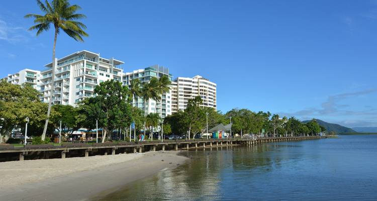 Strandpromenade mit hohen Gebäuden und einer Promenade.
Wait, let me correct that translation:
Strandfront mit hohen Gebäuden und einer Promenade.