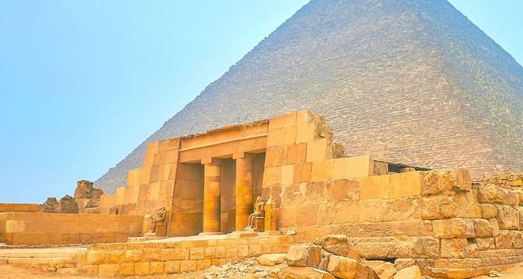 Entrée de pyramide à Gizeh avec ciel dégagé.