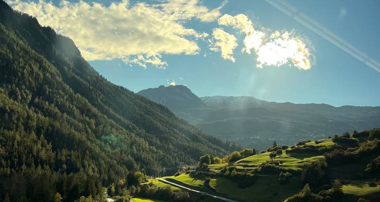 Vista panorámica de montañas y valles.