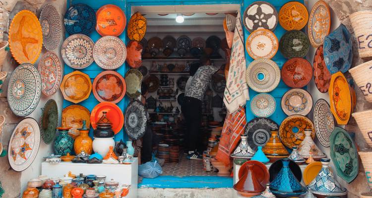 Magasin du marché exposant une poterie et des céramiques colorées.
