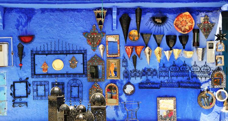Mur bleu décoratif avec des objets d'art marocains traditionnels.