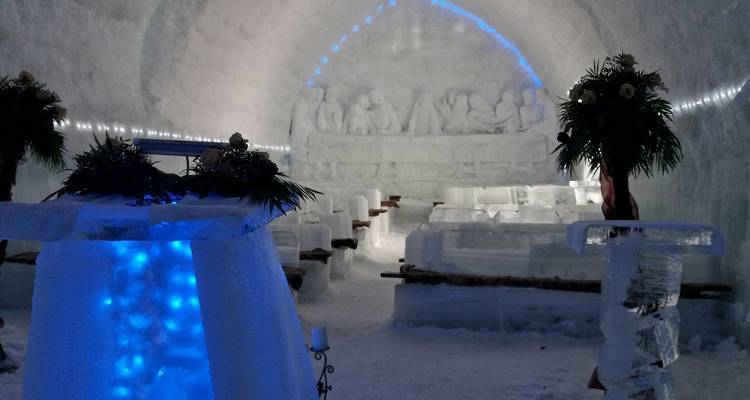 IJskapel met altaar en banken gemaakt van ijs