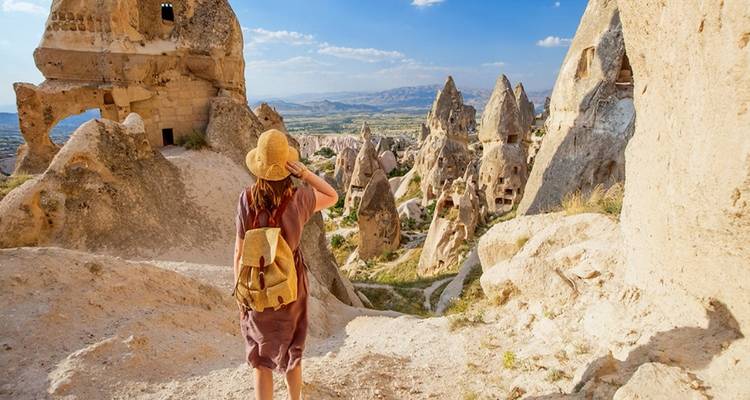 Toerist die een landschap van unieke rotsformaties verkent.