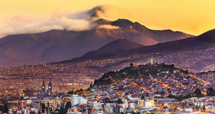Stadsgezicht van Quito met bergen op de achtergrond.