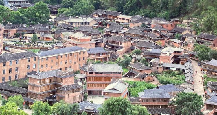 Vista aérea de un pueblo tradicional chino con muchos tejados.