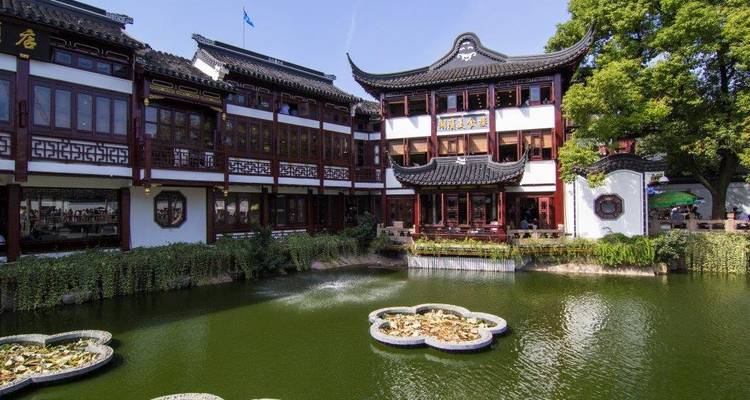 Architecture chinoise traditionnelle entourant un étang serein.