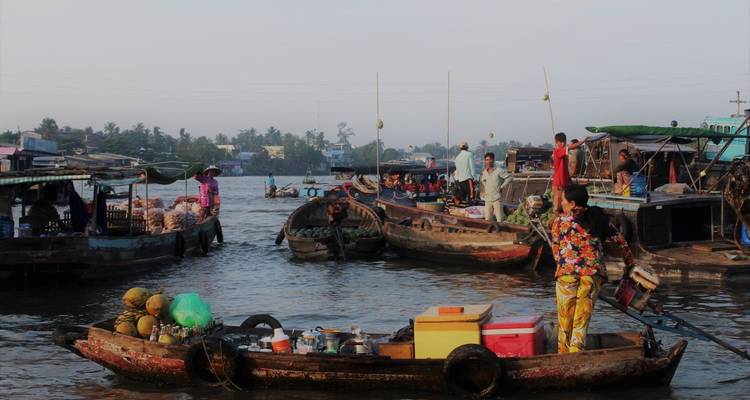 Bateaux sur une rivière animée au Vietnam.