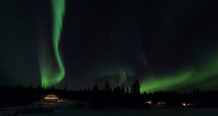 Lakefront Cabin Stay Under the Aurora Skies from Vancouver - Landsby 3