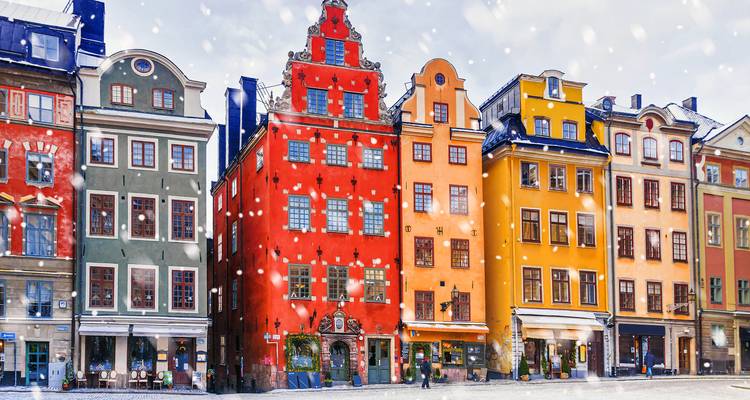 Bâtiments historiques colorés sous des conditions enneigées.